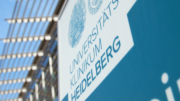 Foto van arts die een scan instelt bij het portaal van de CT-scanner, met de pati&euml;nt op de pati&euml;nttafel van het CT-systeem