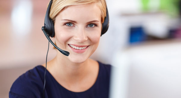 Une assistante du Service Clients au t&eacute;l&eacute;phone