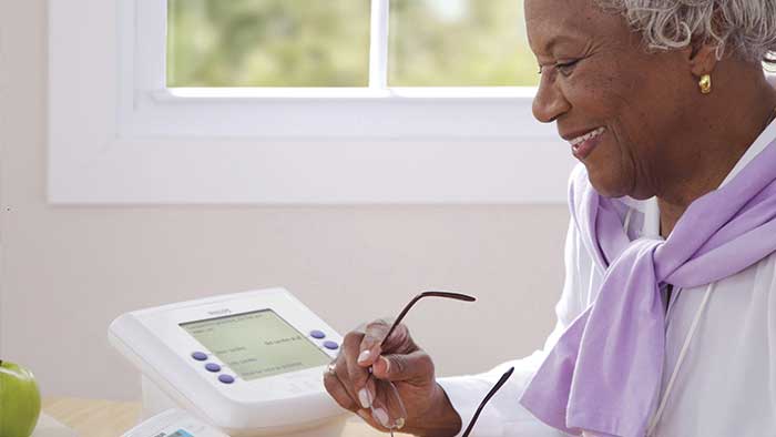 Een pati&euml;nt die thuis telezorg gebruikt