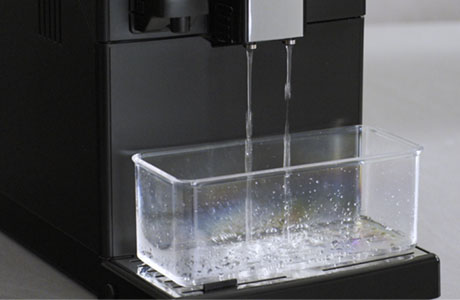 Placer une tasse sous la buse &agrave; eau chaude/vapeur