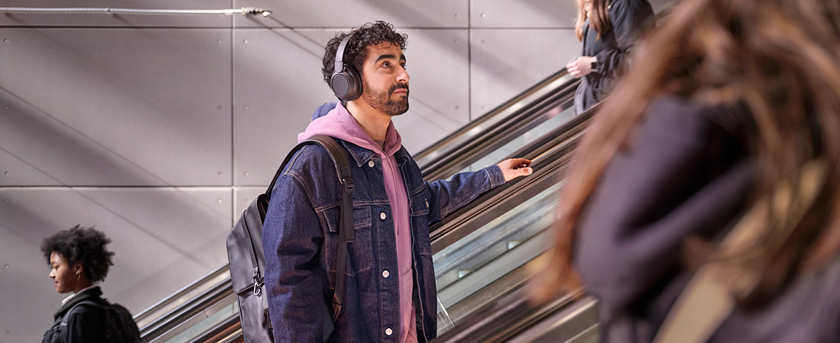 Homme portant des &eacute;couteurs Philips &agrave; r&eacute;duction de bruit