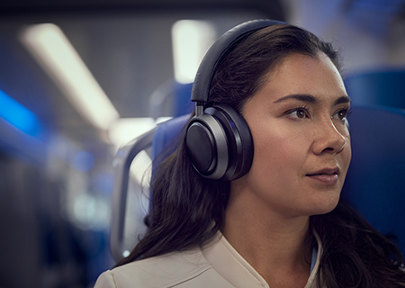 Femme b&eacute;n&eacute;ficiant de Noise Cancelling Pro+ avec un casque Philips L4