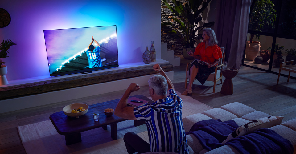 Gezin kijkt naar een wedstrijd met OLED TV