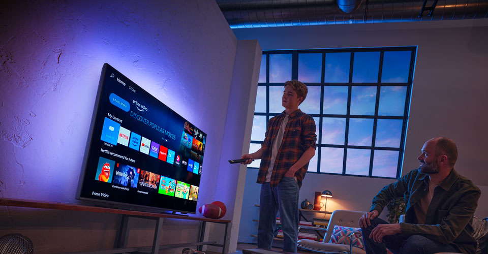 Twee mannen interacteren met een Titan OS