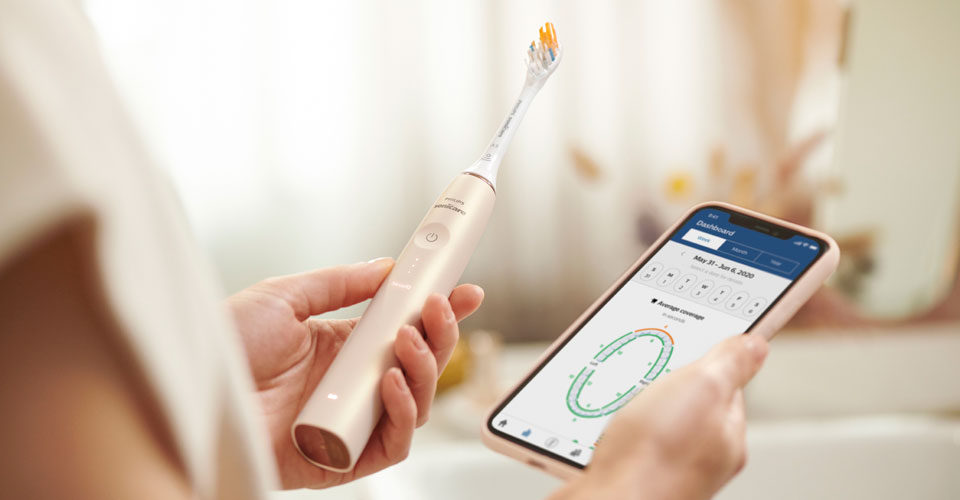 Iemand gebruikt de Philips Sonicare tandenborstel met bijbehorende app.
