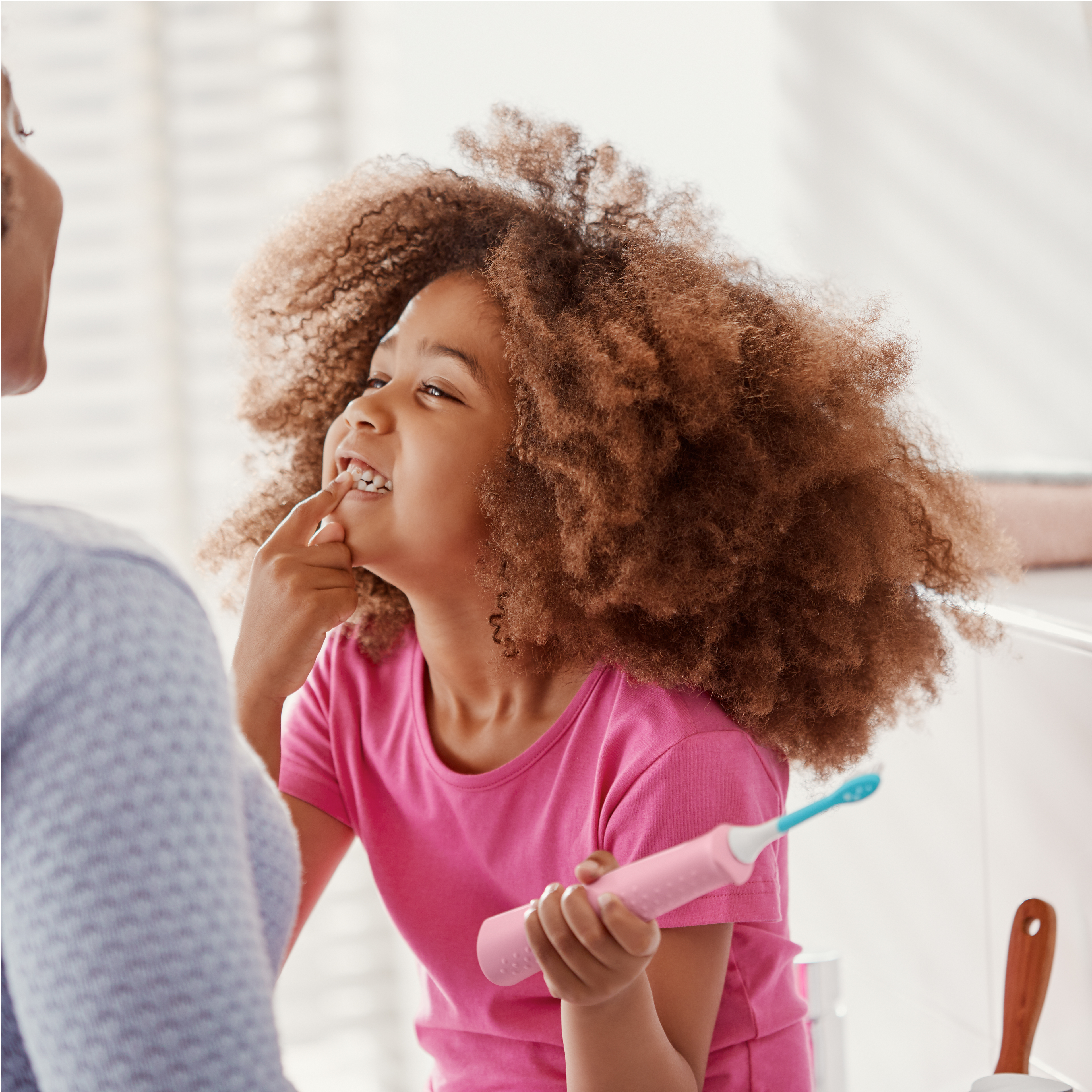Afbeelding van een elektrische tandenborstel die tandplak tussen de tanden verwijdert
