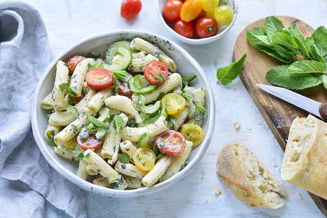 Pastasalade met tomaat en komkommer