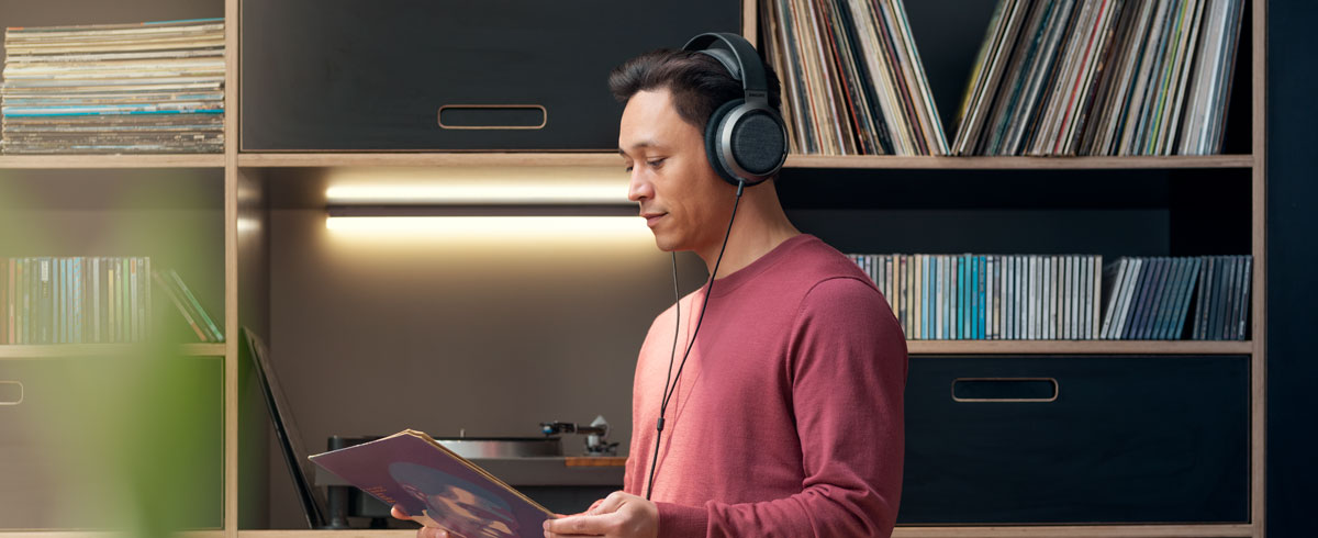 Un homme écoutant de la musique avec le casque Philips X3