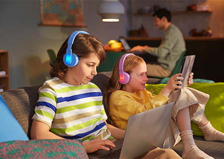 Kinderen die de kleurrijke paneelverlichting van de Philips on-ear-koptelefoon gebruiken