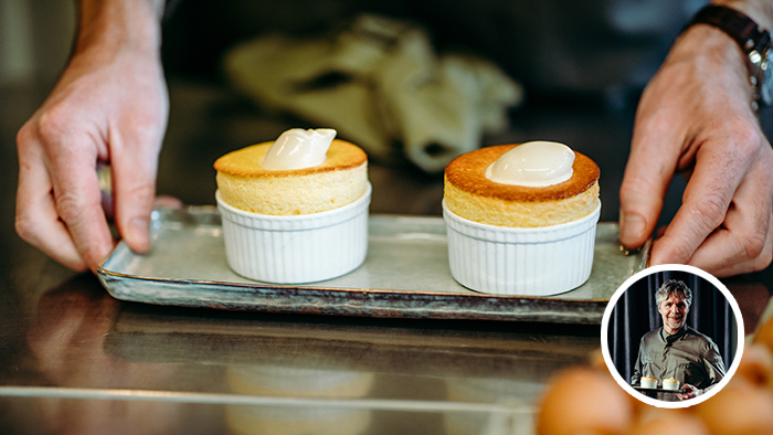 Luchtige souffl&eacute; met roomijs